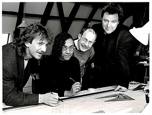 Albert Ude neben drei Kollegen im Jahr 1990